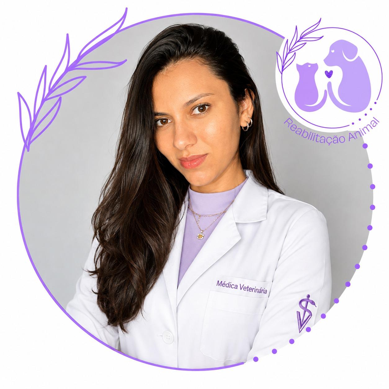 Foto profissional da Dra. Mariana Oliveira, médica veterinária especializada em reabilitação animal